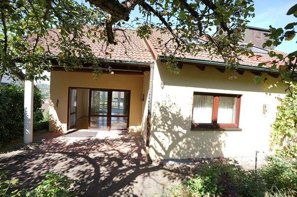 17-Gartenansicht zu Terrasse von Wohnzimmer EG