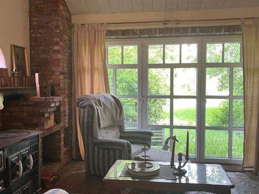 Wohnzimmer m. Terrassentür z. Garten