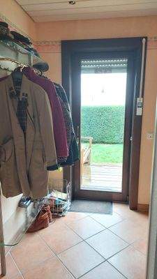 Garderobenraum mit Zugang zum rückwärtigen Garten