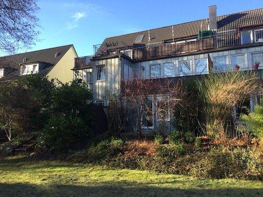 Blick von der Grünfläche auf das Haus