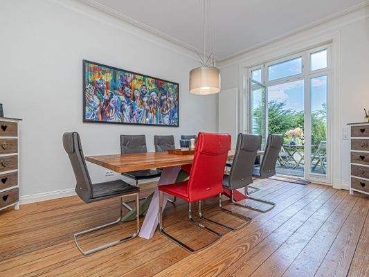 8. Des großzügige Esszimmer mit Zugang auf die Ost-Terrasse..jpg