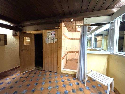 Sauna mit Duschen