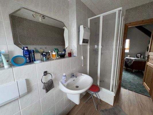 Badezimmer mit Dusche im Dachgeschoss.jpeg
