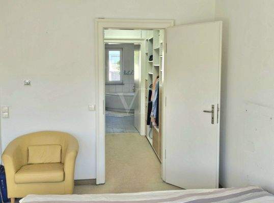 Durchgang Ankleide & Bad