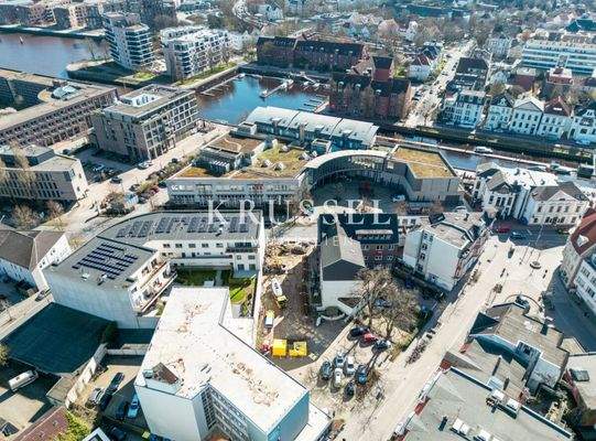 Die Drohnenaufnahme des Neubauprojektes zeigt die zentrale und direkte Lage am Wasser 