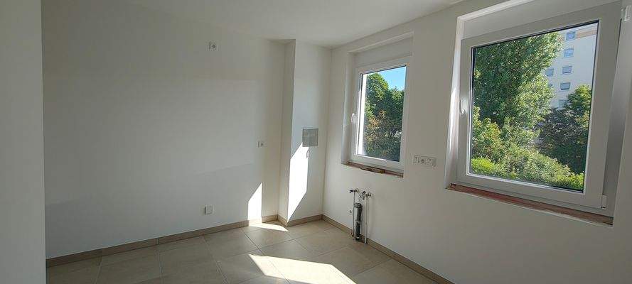 große Küche mit 2 Fenstern