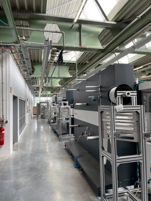 Produktion EG mit Stomschiene und Heizungsstrahler