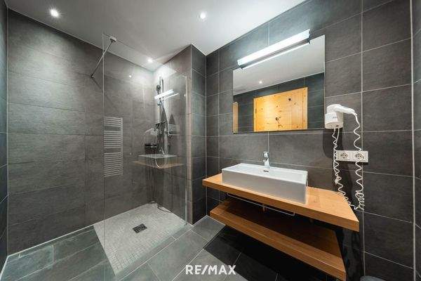 Badezimmer mit Dusche