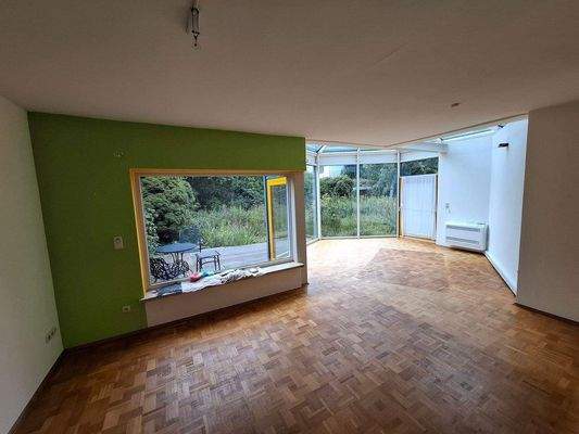 Wohnzimmer mit Glasanbau