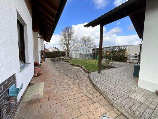 Garten im Eingangsbereich