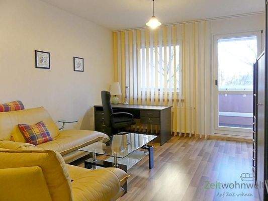 Wohnzimmer mit Balkon und Schreibtisch