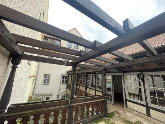 von Terrasse auf umlaufenden Balkon