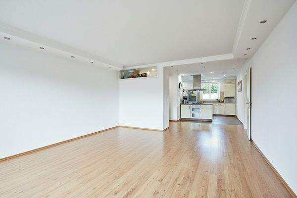 Visualisierung Wohnbereich mit Blick auf offenen Küchenbere