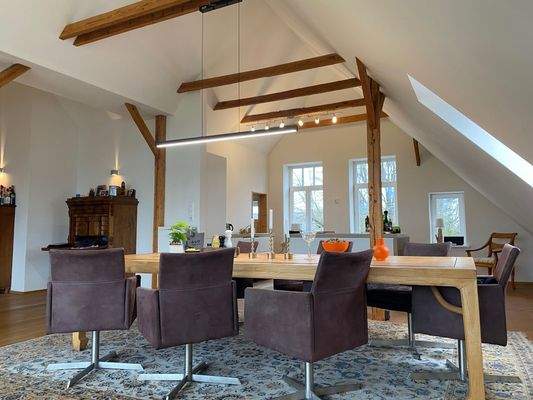 Blick über den Essbereich zur Küche im DG