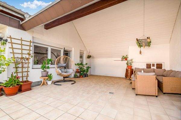 sonnige Dachterrasse (OG)