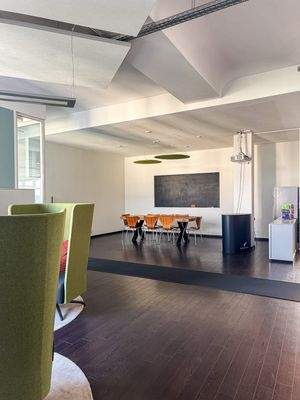 Aufenthaltsbereich_Platz für weitere Arbeitsplätze.jpg