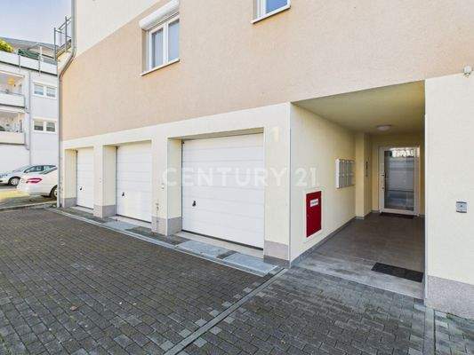 Hauseingang und Garage