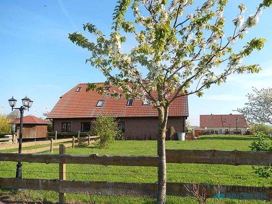 Ansicht Haus 1 mit Bauplatz davor