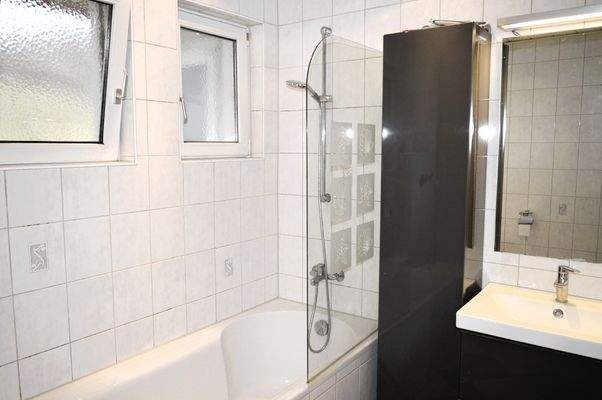 Tageslichtbad mit Wanne