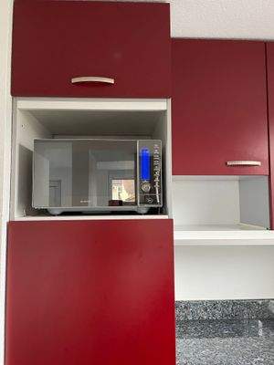 EG_Rote EBK mit neuer Spülmaschine und Mikrowelle 