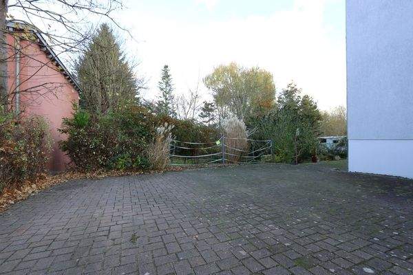 Ein Pkw-Stellplatz gehört zur Wohnung dazu