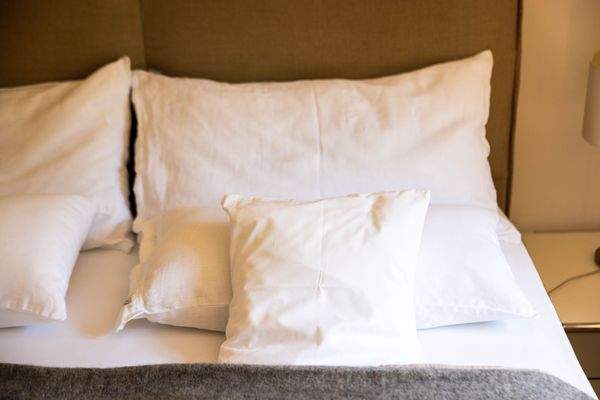 Weisses Bett im Schlafzimmer