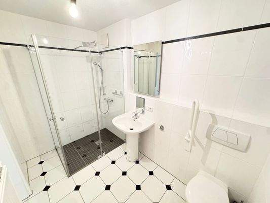 Bad mit Dusche u. WM-Anschluss