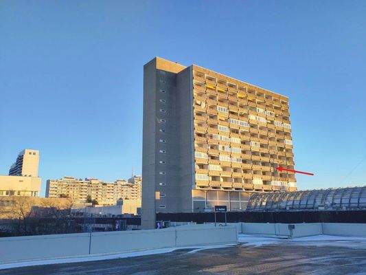 Außenansicht v. West, s. Pfeil