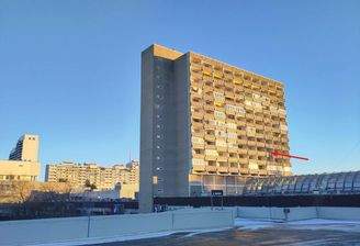 Außenansicht v. West, s. Pfeil