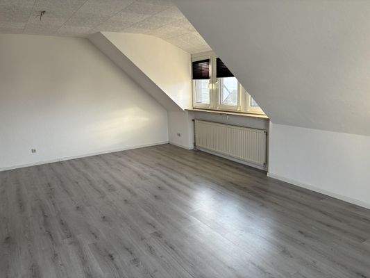 heller Wohn- und Essbereich mit Gaubenfenster