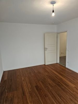 2. Schlafzimmer (Blick Richtung Tür)