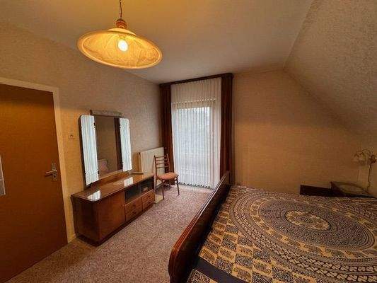 Elternschlafzimmer mit Block zum Balkon