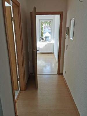 Flur mit Zimmertür Bad und Küche.jpg