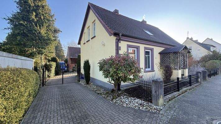 Straßenseite/ Auffahrt