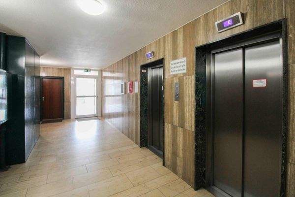 Haupteingang - Aufzüge