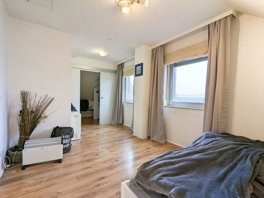 Schlafzimmer m. begehbarem Kleiderschrank