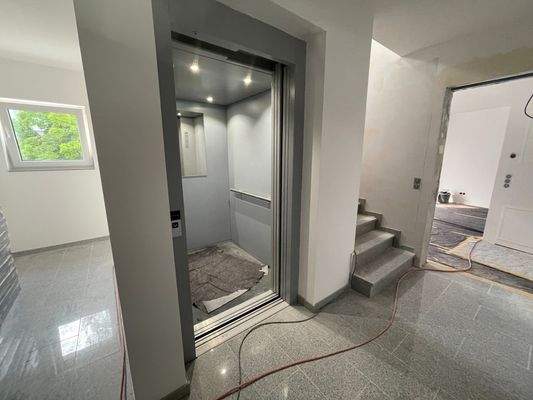 Treppenhaus / Aufzug