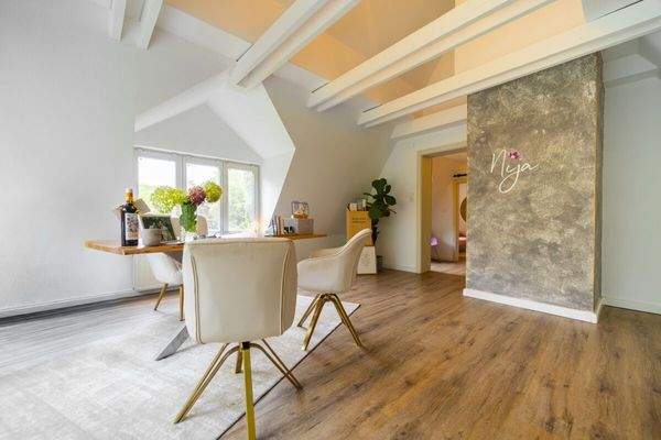 Moderner Arbeitsplatz mit offenem und klarem Desig