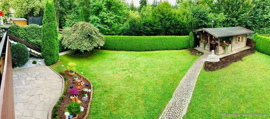 Großer Garten mit Freizeithütte