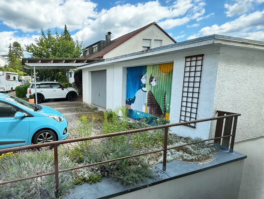 Garage und Stellplatz davor