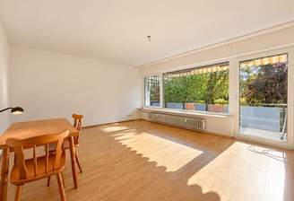 Lichtdurchflutetes Wohnzimmer mit Zugang zum Südbalkon.png