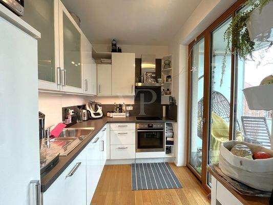 offene Einbauküche mit Balkonzugang