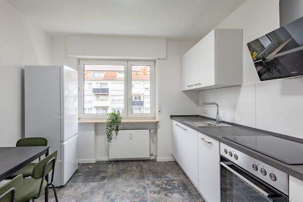 Großzügige Einbauchküche mit Essbereich