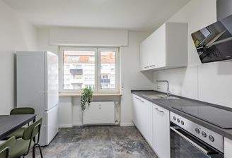 Großzügige Einbauchküche mit Essbereich