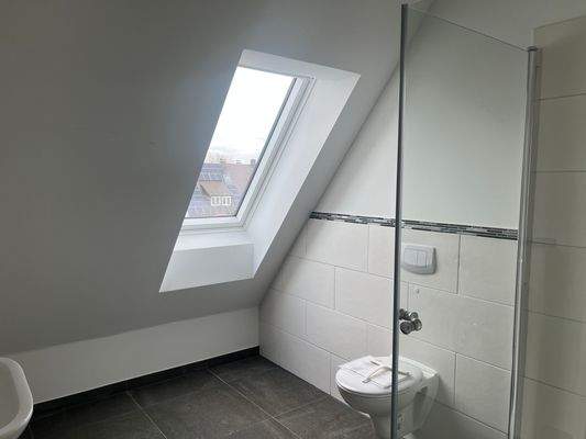 Badezimmer mit Dusche.JPG