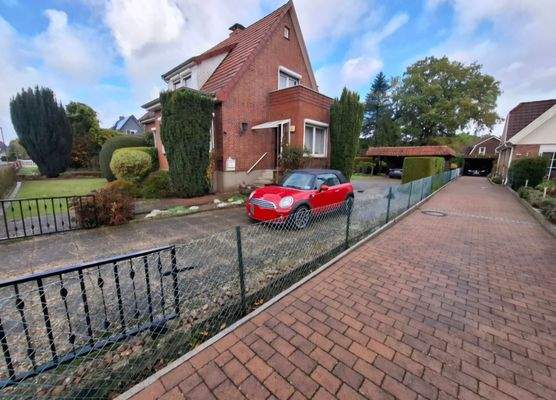 Seitenansicht mit Auffahrt