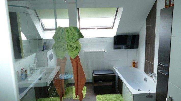 Bad mit Dusche und Wanne