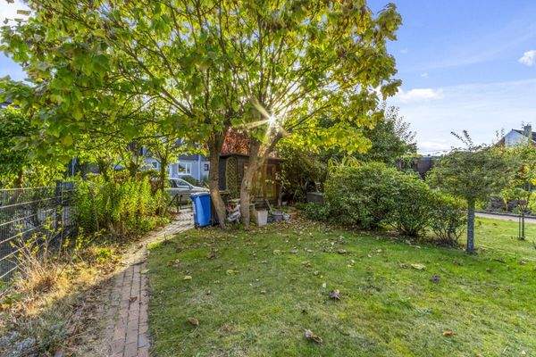 Garten hinter der Terrasse