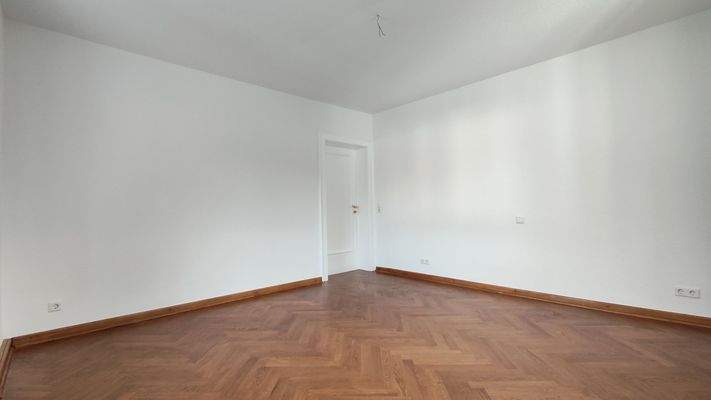 Leerer Raum mit Holzboden