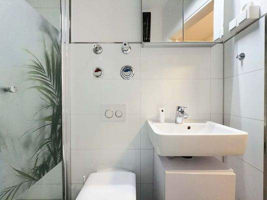 Das Badezimmer 1 sorgt für deutlich mehr Flexibilität im Alltag – ideal, wenn morgens mehrere Personen gleichzeitig starten